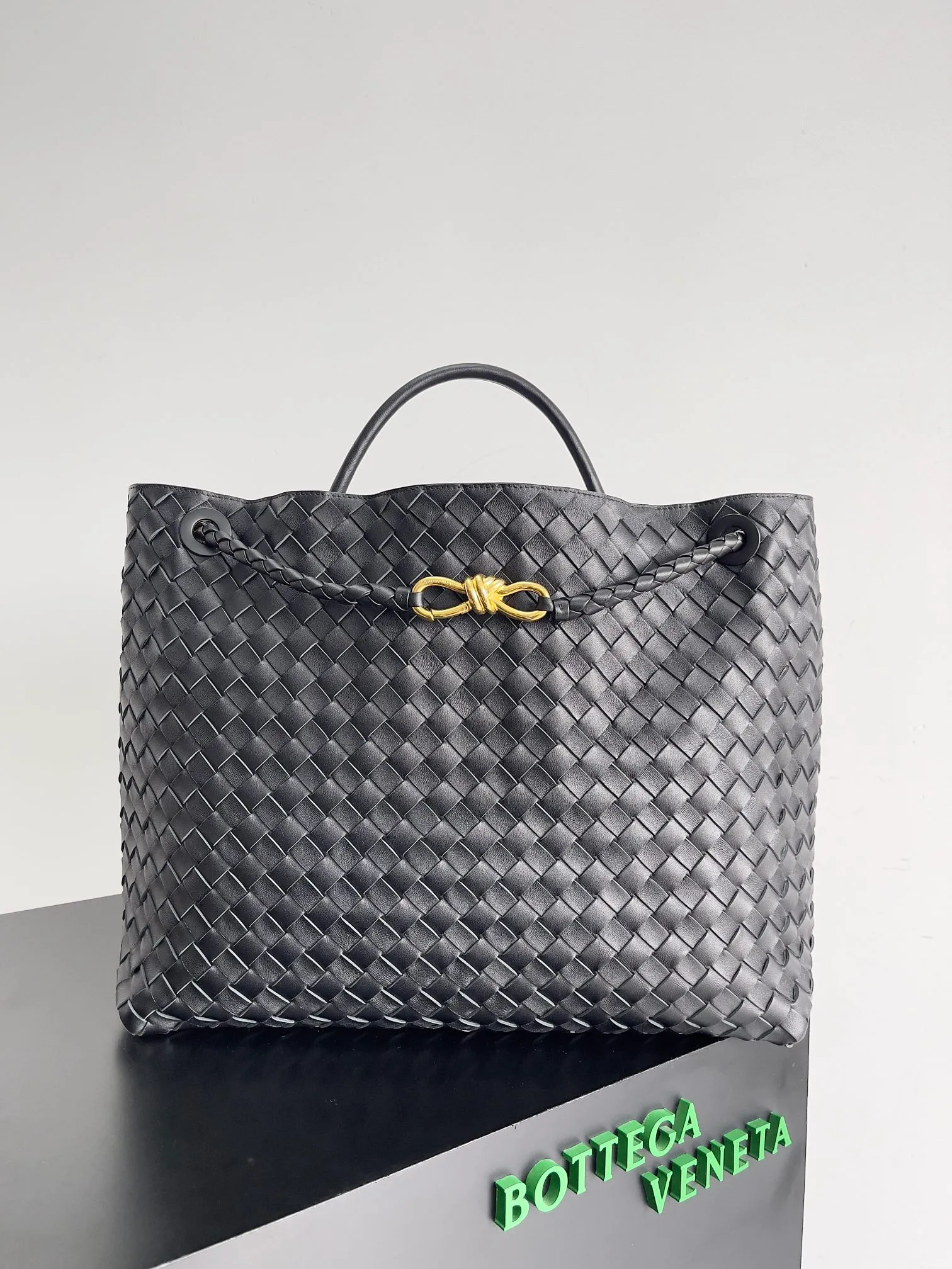 Batch 3760 Recently, the same style of bag that celebrities love is both high-end and practical. Michelle Yeoh, Kim Namjoon, Jing Boran, Tong Liya, Sun Qian, Wu Qianyu, Du Juan, Ma Yili and Bai Baihe are all carrying Bottega Veneta summer series Andiamo handbags. Andiamo has a simple structure and rounded lines. The whole piece is made of Nappa leather. It is comfortable, soft and dynamic. It adds interest to daily life and can be easily matched with various styles. Andiamo handbags are available in three sizes: small, medium and large. There are many colors to choose from, which can meet different needs. You can really carry it whether it is daily or attending events. Style number: 743575 Size: 45*22*34 including handle height 44cm